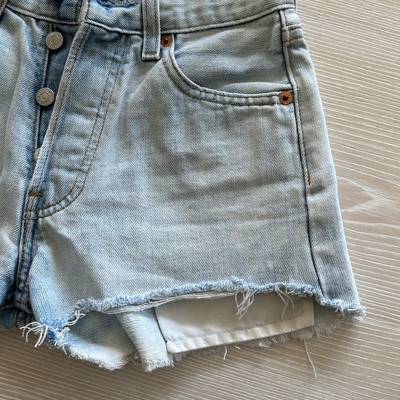 Women’s Levi’s Denim Shorts - Great condition - Intentional distress - Picture 3 of 13